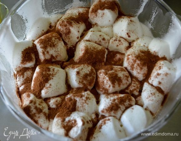 Как маршмэллоу станет воздушным сверху выложим тыквенную специю или корицу.