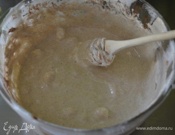 Все хорошо размешаем и быстро иначе он быстро застынет.