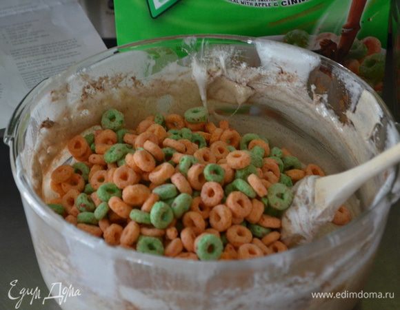 Выложим и смешаем поверх яблочный сириал. Перемешаем.