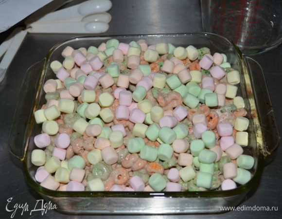 Все быстро выложим в форму будет трудно, потому как все начинает схватывать и застывать. Можно вернуть в СВЧ на несколько секунд. Разровняем в форме и сверху выложим цветной мелкий маршмэллоу. Вернем в СВЧ на 2 мин. Затем дадим остыть полностью 1 час.