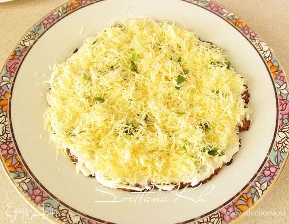 Собираем торт. на тарелку кладем первый блин, смазываем его майонезом, посыпаем зеленью и сыром.