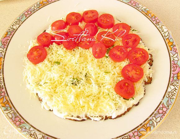 Перекладываем кружочками помидора..... 