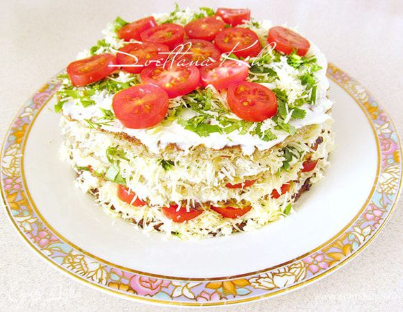 Верхний блин можно только слегка смазать майонезом. Бока  украсить зеленью и сыром. Поставить в холодильник пропитаться, но можно есть сразу.....вкусно.