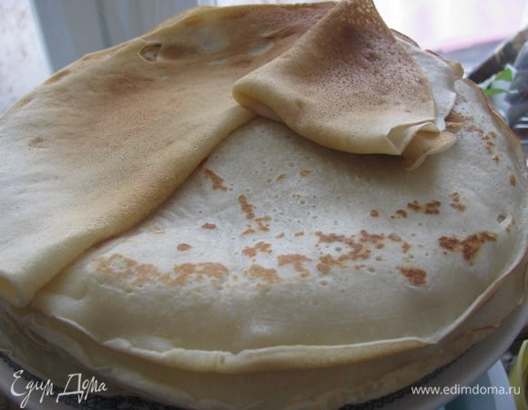 Печем блины по вашему любимому рецепту, в данном случае у меня блины на сыворотке.