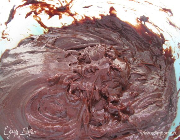 Делаем крем: растапливаем шоколад на водяной бане с маслом. Добавляем сметану и хорошенько размешиваем. В остывший крем добавляем сахарную пудру и взбиваем, пока крем не получится гладким и блестящим. В рецепте было  2 3/4 ст, мне показалось это безумно много, я использовала чуть больше половины стакана.