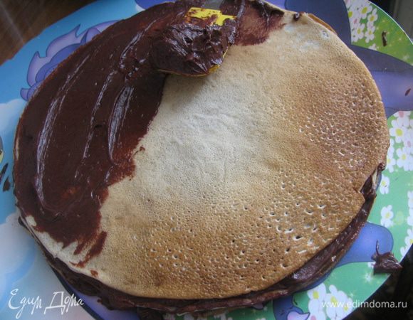 А далее собираем наш тортик. Каждый блин промазываем кремом. Оставшимся кремом выравниваем бока и убираем в холодильник на часок пропитаться и застыть хорошенько крему.