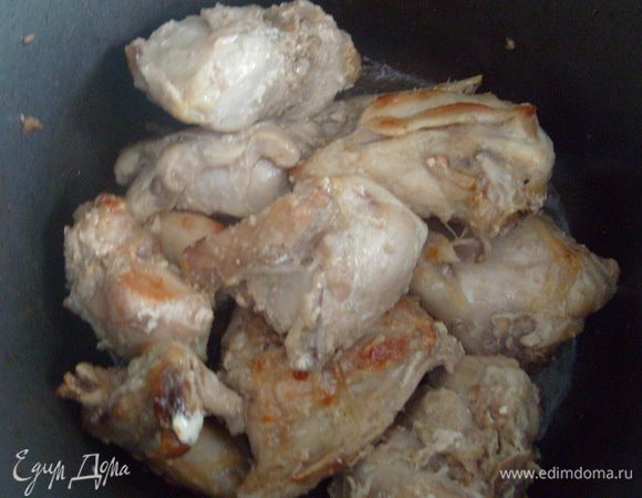 Обжарить кролика на оливковом масле до золотистой корочки. Добавить мелко нарезанный лук, порезанный на две части чеснок, кумин и тушить 3 минут.