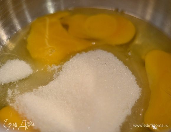 Соединить яйца с сахаром.