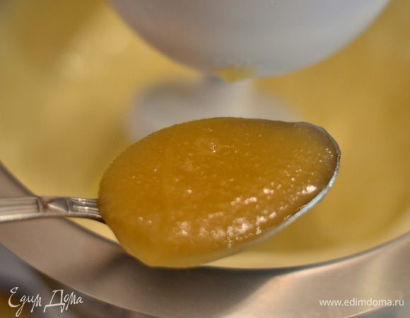 Взбить добела и густоты. Добавить туда же по одной столовой ложке меда, не переставая взбивать.