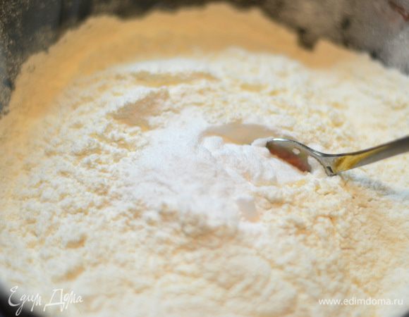 Просеять муку, смешать с содой.