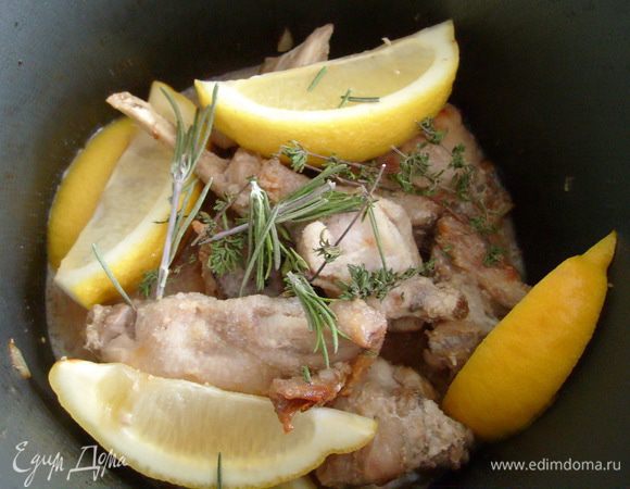 Добавить к кролику порезанный на четыре части лимон, тимьян, розмарин, посолить, поперчить.