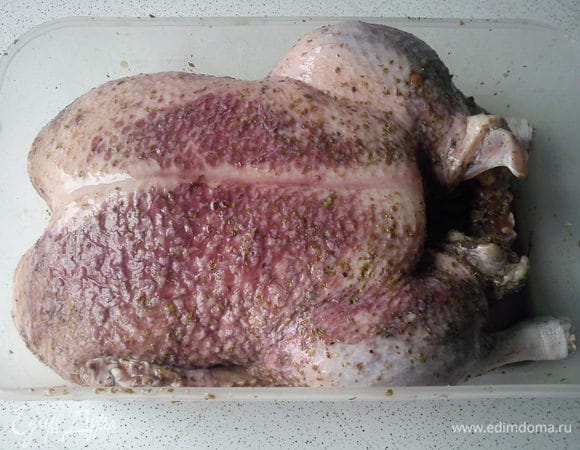 Утку смазать растительным маслом, посолить, поперчить и посыпать майораном. Залить половиной стакана вина. Мариновать не менее 12 часов.