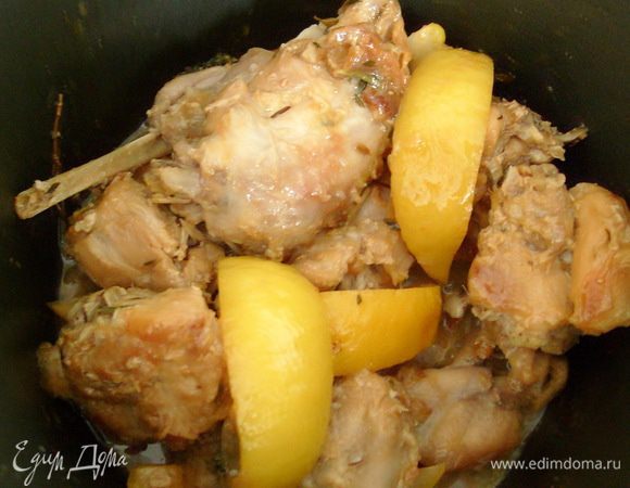 Влить бульон и тушить 45 минут, при необходимости добавляя бульон. Если вы не съели кролика сразу, то лучше лимон достать, чтобы кролик после того как постоит не стал кисленьким.