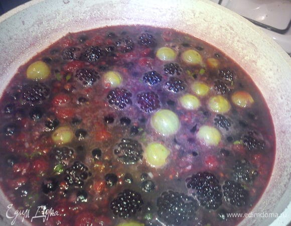 Всыпать в сковороду ягоды и влить оставшееся вино. Добавить тимьян и уварить наполовину. Добавить соль и сахар по вкусу. Соус должен получиться кисло-сладкий.