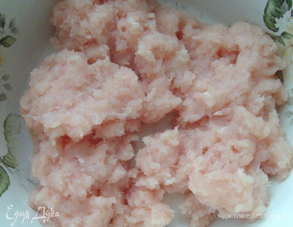 Куриную грудку измельчить блендером.