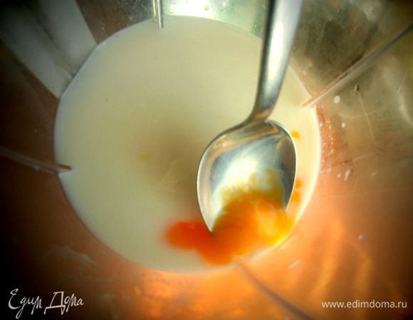 В кувшин-блендер наливаем молоко комнатной температуры,вбиваем яйца...