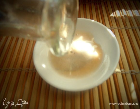 Соду гасим яблочным уксусом или лимонным соком и тоже в тесто!