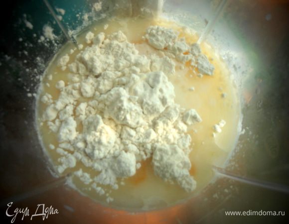 Всыпаем муку и начинаем взбивать!