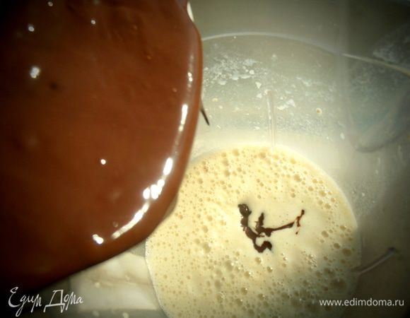 И сразу выливаем в тесто!