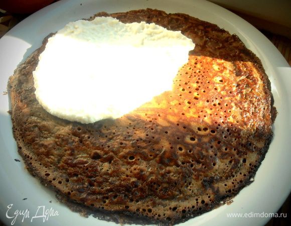 Сборка!На тарелке оставляем два блинчика для прочности, т. к. они дырчатые и начинка просачивается сквозь дырочки...