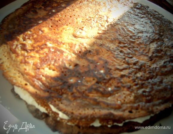 Распределив пару столовых ложек творожка по блину,накрываем следующим блинчиком...