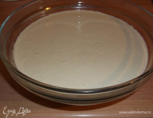 Яйца смешать с тёплым молоком при помощи миксера. Добавить сахар, соду,  соль и растительное масло  Снова тщательно всё перемешать. Небольшими порциями всыпать муку и размешать тесто до однородности. Влить лимонный сок и хорошенько всё перемешать. Сковороду хорошо разогреть, выпекаем  тонкие блинчики 