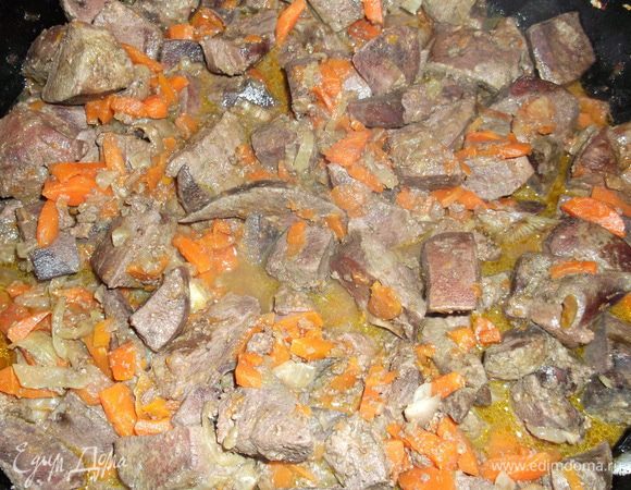 для начинки нарезаем печень, лук, морковь небольшими кусочками, соли, перчим и обжариваем на масле до готовности