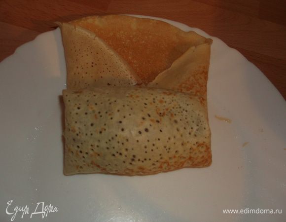  заворачиваем краешек с начинкой и закатываем блинчик