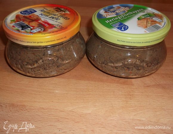 теперь об оставшейся начинке,раскладываем в пастеризованные небольшие баночки и потом с удовольствием утром мажем на хлебушек и кушаем.