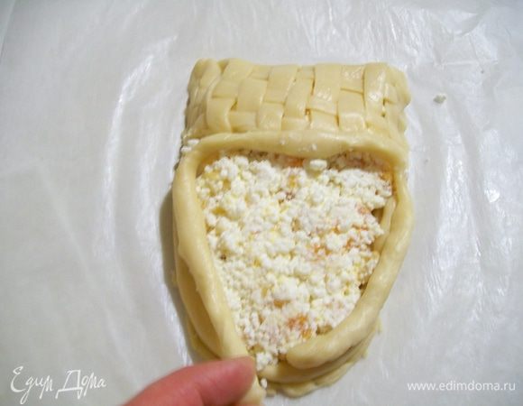 Излишки ватрушки подровнять, придать красивую форму лаптю. Сделать еще каемочку и обвести в виде овала.