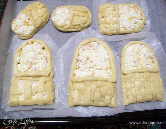 Перенести наши лапти на противень, застеленный пергаментом.  