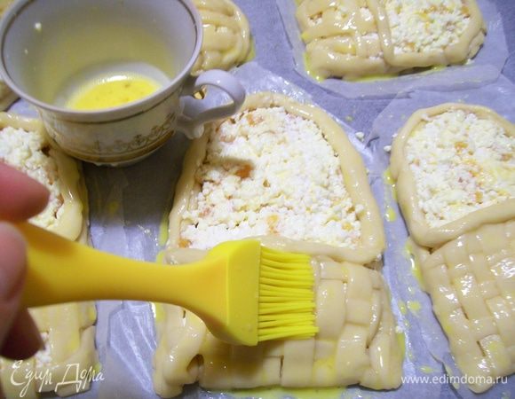 Смазать их полностью взбитым желтком и творожную начину промазать кистью в желтке  так же можно.
Поставить их в разогретую духовку до 190 градусов на 30-40 минут. Сигналом готовности может послужить золотистый цвет. 