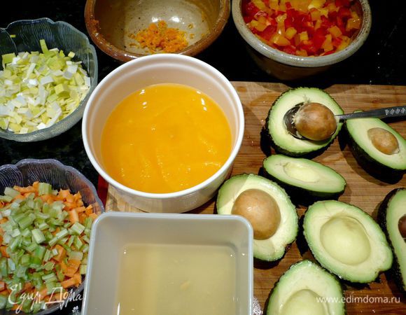 Готовим наши овощи. Режем на мелкие кубики сладкий перец, мелко режем лук-порей. Морковь чистим и режем также на мелкие кубики. Режем мелко сельдерей. С одного апельсина снимаем цедру и сохраняем ее. Из апельсина выжимаем сок. Другой апельсин филетируем, щедро срезав кожу и прорезая мякоть между пленками, при этом сок собираем в емкость. Мякоть апельсина выкладываем в отдельную емкость. Авокадо разрезаем пополам, открываем, слегка покручивая обе половинки в разные стороны, чтобы косточка оказалась в одной из половинок и мякоть не повредилась.