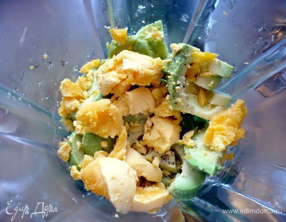 Мякоть режем и укладываем в блендер, добавляем сок половинки лимона, крошим желтки, солим и перчим и измельчаем в блендере. Если до однородности измельчить не получается, можно добавить пару чайных ложечек теплой воды и измельчить еще раз. 