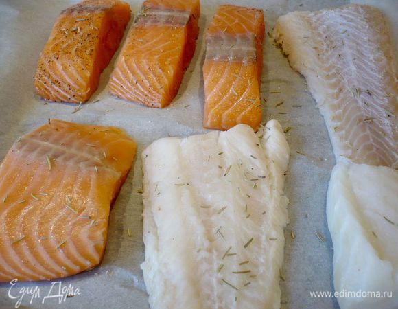 Филе двух сортов рыбы промываем в проточной воде, вытираем бумажным полотенцем. Выкладываем на застеленный пергаментом противень, солим, перчим и посыпаем розмарином. Сбрызгиваем оливковым маслом. На фото у меня вся рыбка, которую я в тот момент готовила (на обед малышам)))). Ставим рыбу в духовку на 15 минут. 