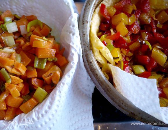 Тем временем разогреваем в двух сковородах оливковое масло и поджариваем отдельно паприку и морковь с сельдереем с добавлением в каждую сковородку по половине лука-порея. Солим, перчим по вкусу. Откидываем оба вида овощей на салфетку. 