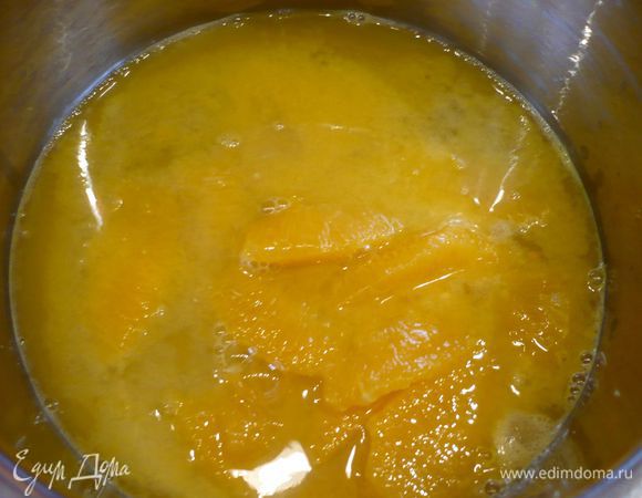 В том же сотейнике, в котором только что готовилась цедра с сахаром, доводим до кипения апельсиновый сок с горячим бульоном. Я допустила ошибку и сразу положила мякоть апельсина в сотейник, это затрудняет потом процесс процеживания соуса. Так что рекомендую Вам положить мякоть в уже готовый соус. Вливаем крахмальную жидкость, перемешиваем и снимаем с огня. Процеживаем соус, если образовались комочки. Вводим сливочное масло и помешиваем, пока масло не разойдется. Добавляем апельсиновую цедру, сахарную пудру, соль, перец по вкусу, перемешиваем, затем вводим мякоть апельсина, снова перемешиваем. Наш соус готов!