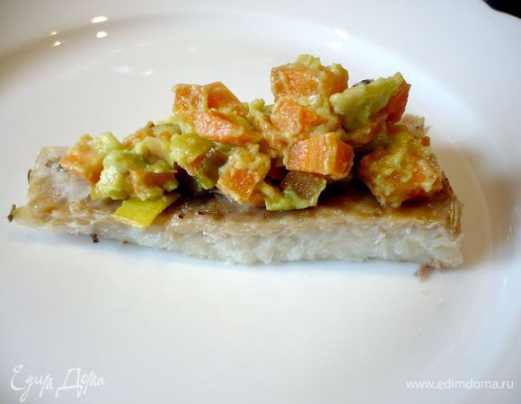 Собираем две наших парочки. Мне очень хотелось, чтобы кусочки рыбы имели форму сектора, так что я положила на светлое филе филе семги и подрезала края острым ножом, может быть, если Вы захотите добиться более аккуратного среза, стоит проделывать эту операцию с сырой рыбой, так срезы не будут крошиться. Попробуйте. Выкладываем первый кусочек светлого филе на отдельную тарелку, в которой мы будем подавать этот кусочек несладкого торта.  В двух емкостях смешиваем два вида наших овощей с майонезом из авокадо. Наносим на сектор из светлой рыбы смесь из моркови и авокадо. 
