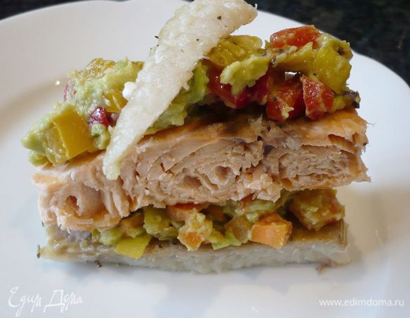 Укладываем поверх сектор из семги. Сверху наносим смесь из сладкого перца и авокадо. Наш рыбный тортик готов. Так же на второй порционной тарелке собираем второй кусочек рыбного торта. Обрезки рыбы можно покрошить и посыпать ими верхушки кусочков.