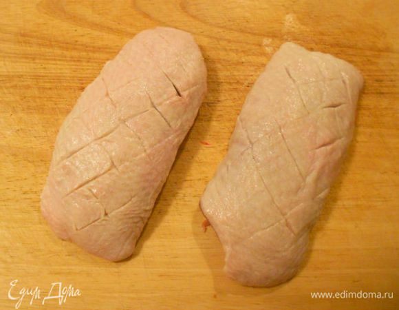 Удалить пеньки из кожи, если они есть, помыть и обсушить бумажным полотенцем грудки.Сделать неглубокие перпендикулярные надрезы на коже.