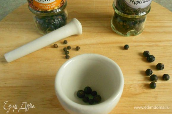 Нагреть в сковороде сначала оливковое масло, затем растопить в нём сливочное. В ступке растолочь перец и ягоды можжевельника, высыпать их на сковороду с маслом и шалфеем.