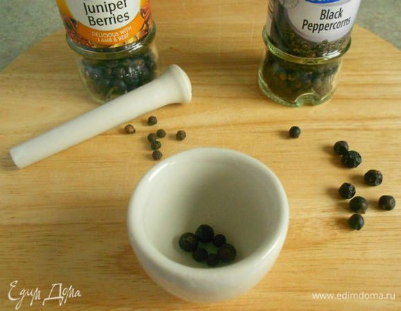 Нагреть в сковороде сначала оливковое масло, затем растопить в нём сливочное.
В ступке растолочь перец и ягоды можжевельника, высыпать их на сковороду с маслом и шалфеем.