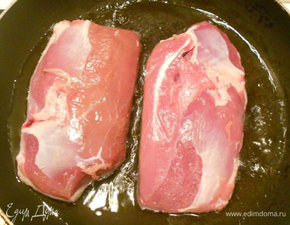  Положить утиные грудки в раскалённое масло кожей вниз, жарить около 7 мин на среднем огне. Потом перевернуть, посолить и жарить 5-6 мин.
