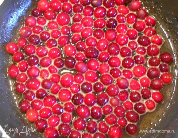 В масло на сковороде всыпать ягоды, добавить сахар и карамелизировать 1 мин, затем влить апельсиновый сок и выпарить жидкость наполовину. Влить коньяк, фламбировать, снять с огня и накрыть крышкой.