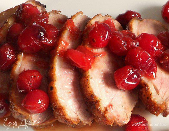 Утиные грудки нарезать наискосок, разложить на тарелки и полить ягодным соусом.