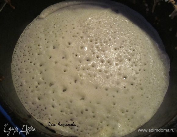 БЛИНЫ:
Взбиваю яйца с сахаром и щепоткой соли в устойчивую пену. Затем добавляю по чуть – чуть просеянную муку. Я всегда не в молоко ввожу муку, а, наоборот, в муку жидкость: так легче размешивается и будет легче избавиться от комков. Получается очень густое тесто, затем постепенно добавляю по чуть – чуть сливки, молоко, разрыхлитель и ввожу оливковое масло. Еще раз хорошенько взбиваю и выпекаю на раскаленной сковороде, не зажаривая, чтобы блины были слегка желтенькими, смазываю маслом. Масло на сковороду не лью, а смазываю по мере необходимости половинкой картофелины, надетой на вилку, и макаю в немного отлитое в блюдце масло. 


  P.S: Блины очень вкусными, нежными получаются, с легким сливочным привкусом, слегка дырчатые, как по мне сладковатые, если сами по себе. Отлично отстают от сковороды (слегка смазанной маслом) и не рвутся.
Блины идеально сочетаются со сладкой фруктовой и творожно сырной, маковой и др. начинками и очень быстро готовятся. 