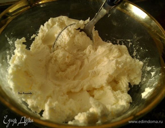 МОЛОЧНАЯ НАЧИНКА: 
Сыр «Филадельфия» или «Маскарпоне» тщательно перемешиваю с сахарной пудрой. Если вы используете творог со сливками, то необходимо взять творог и перетереть его через сито. Взять самые жирные сливки и взбить с сахарной пудрой. Затем добавить в сливки и хорошо перемешать.