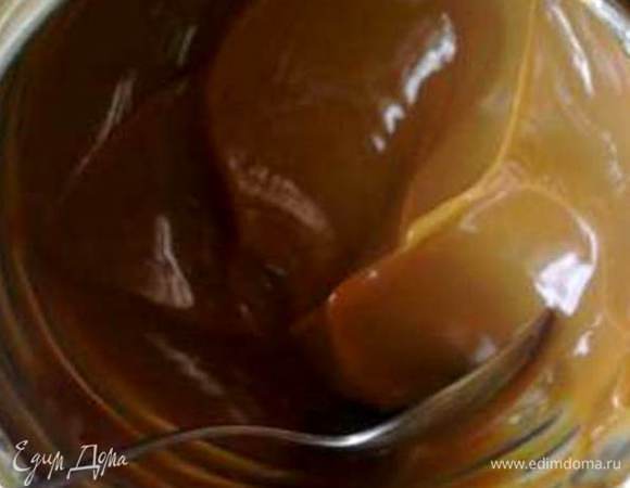 ФРУКТОВАЯ НАЧИНКА ИЛИ ВАРЕНАЯ СГУЩЕНКА (все по вкусу):
Обязательно выбираю самый густой ждем или конфитюр по вкусу ( я выбрала двух видов: вишневый и клубничный). А сгущенку поставила варить. варится она долго, поэтому подготавливаю эту начинку всегда заранее.