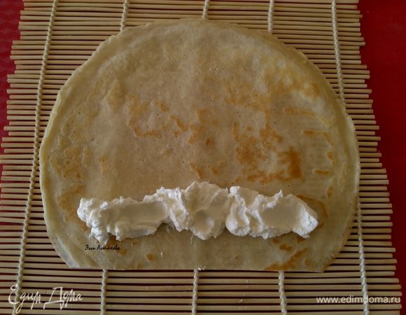 ЗАВОРАЧИВАНИЕ ТВОРОЖНОЙ НАЧИНКИ: 
Принцип прост - ролл состоит из трех отдельно свернутых тоненьких блинных трубочек - рулетиков с разными начинками, которые сворачиваются в блинный ролл. 
  Выкладываю практически на край сырную или творожную начинку вдоль края блина. Чтобы было удобно заворачивать начинку в блин, я обрезаю край блина острым ножом. 