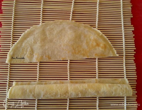 ЗАВОРАЧИВАНИЕ ФРУКТОВОЙ НАЧИНКИ ИЛИ СГУЩЕНКИ: 
  Теперь скручиваю третий: выкладываю практически на край колбаской сладкую начинку (джем или сгущенку) вдоль края блина и аккуратно закручиваю в ролл. Делаю 1-2 оборота, чтобы начинка со всех сторон была окружена блином. И отрезаю острым ножом оставшийся блин. Все, третий тонкий блинный рулетик готов.